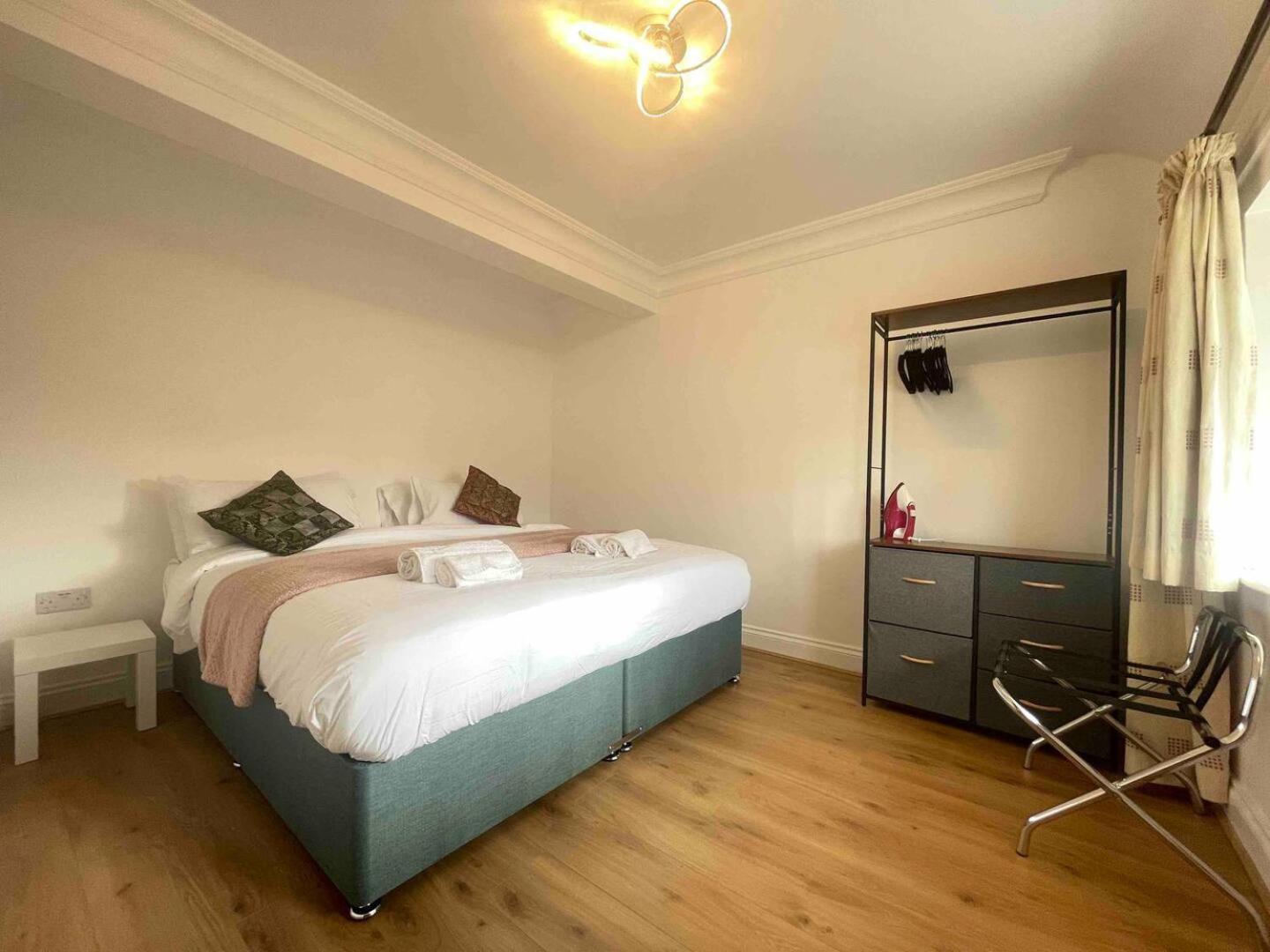 Private 2 Bed Guest House - Van Parking, M25 & A1 Connections Potters Bar Esterno foto