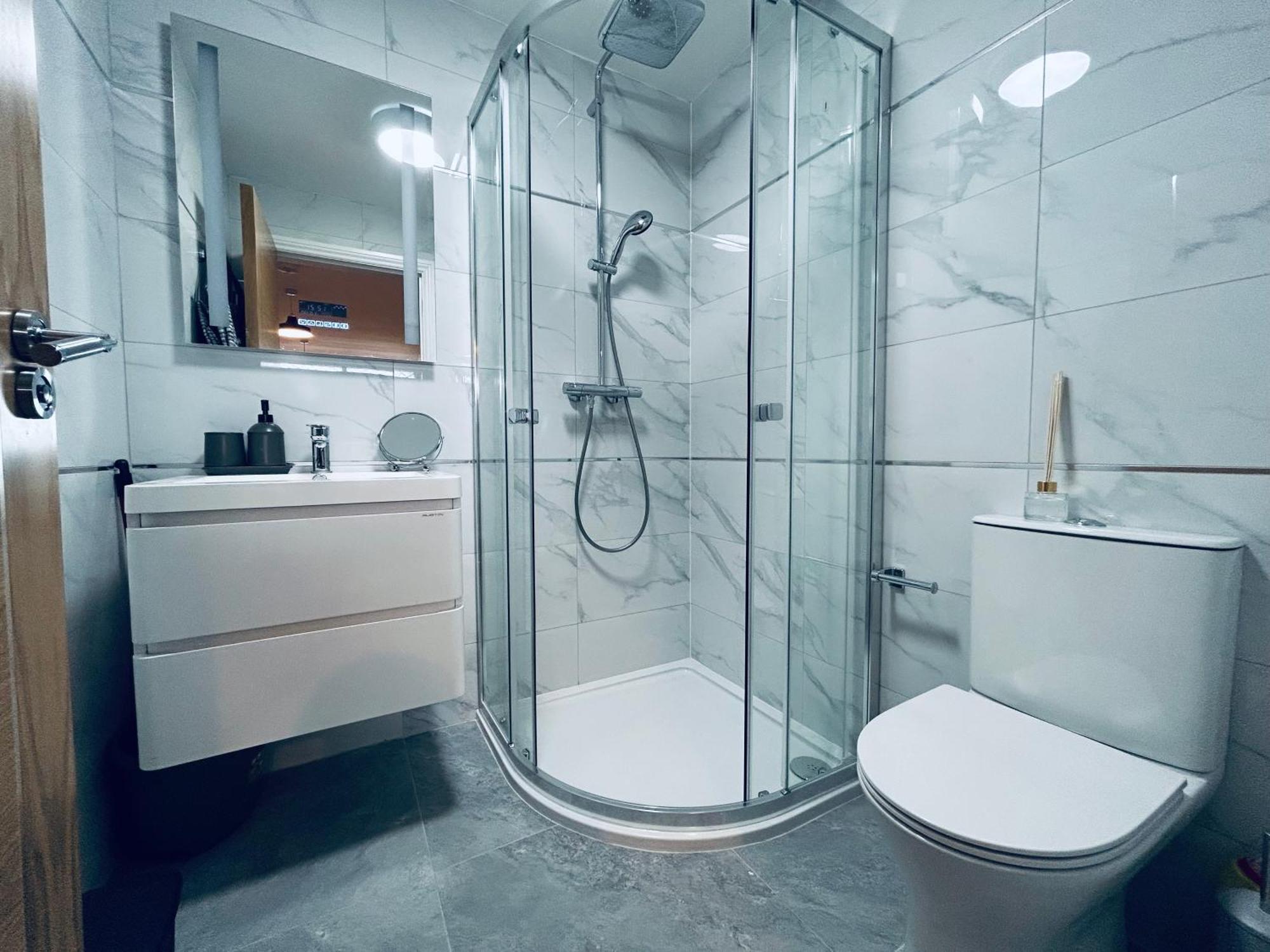 Private 2 Bed Guest House - Van Parking, M25 & A1 Connections Potters Bar Esterno foto